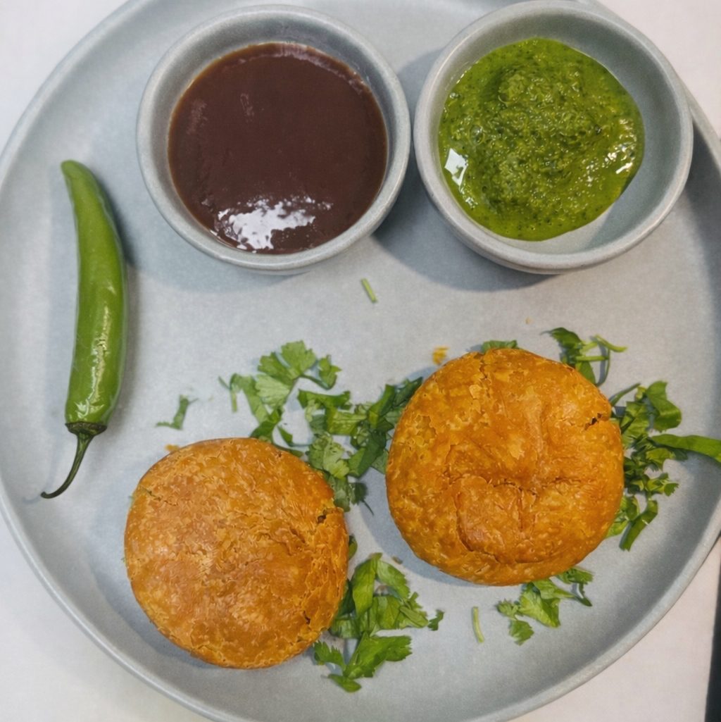 Rajasthani Pyaaz Kachori (2 pcs).